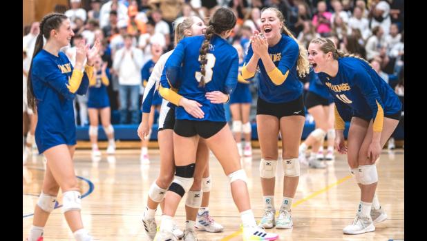Mascot photo by Brian Jeremiason Emma Bottelberghe (3) is congratulated by Viking teammates after recording a kill against Russell-Tyler-Ruthton last Thursday night.